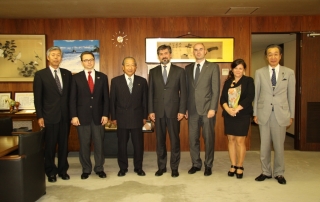A commemorative photo at the Takaoka Chamber of Industry