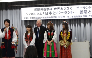 ポーランドの難度民族衣装を着た 京都外国語大学の学生たち